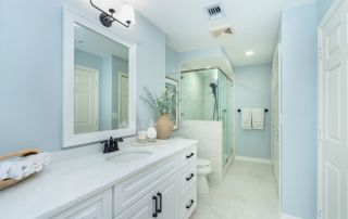 Convivial Jacaranda Trace bathroom.