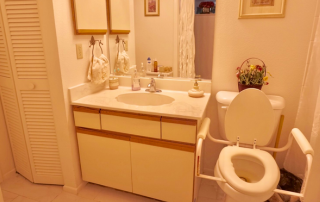 Harbor Inn of Venice South bathroom with a toilet, sink and shower.