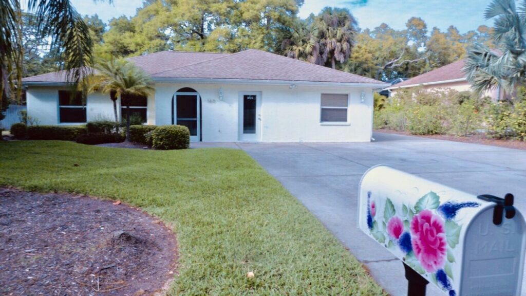 Harbor Inn of Venice South main entrance, showing mail box.