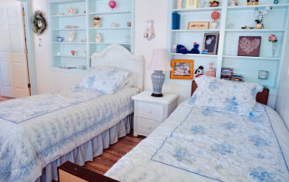 Harbor Inn of Venice two beds in a room with blue and white bedding.