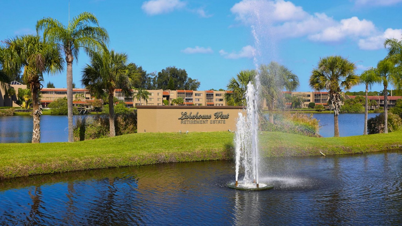 Lakehouse West Lake and Water Fountain