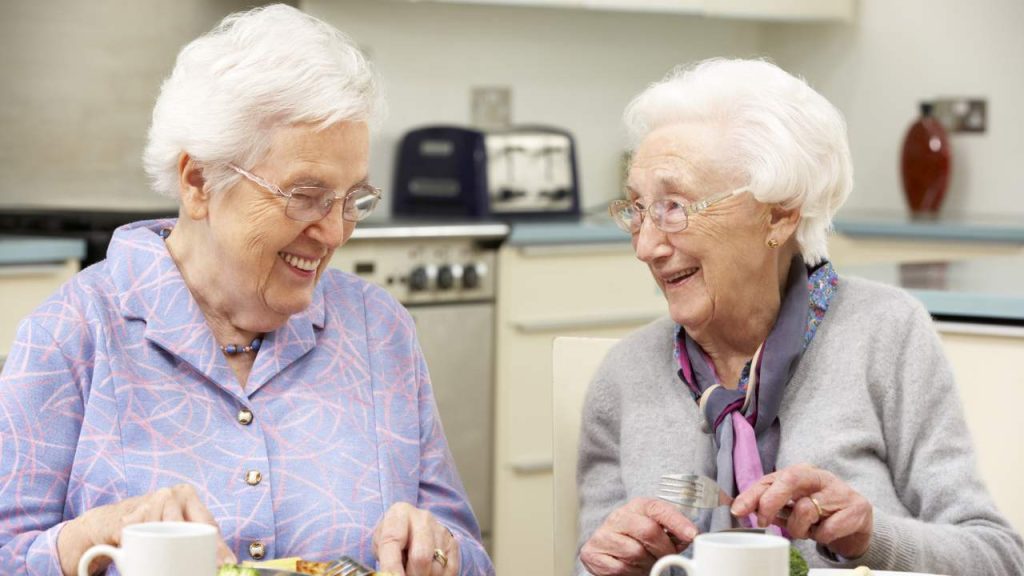 Independent senior living Bradenton residents sharing lunch together.