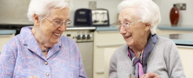 Independent senior living Bradenton residents sharing lunch together.